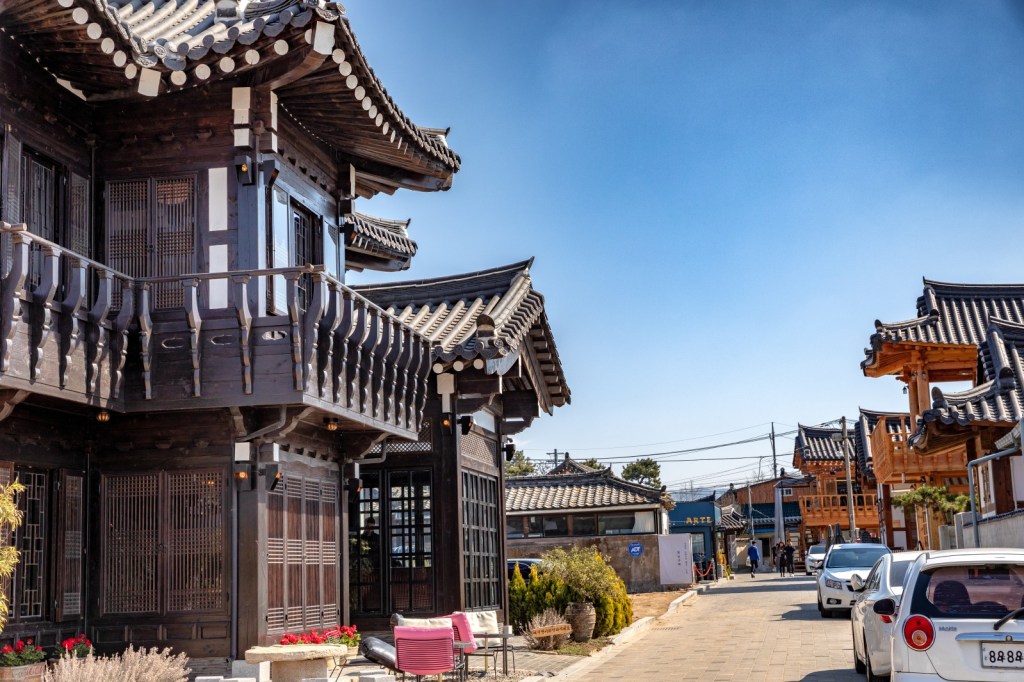 [Gyeongju 경주] Where to Stay in Gyeongju: Bomun Lake Area vs.&nbsp;Hwangridan-gil